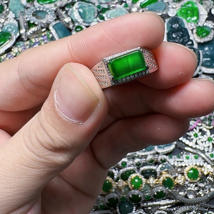 翡翠颈饰未镶嵌天然A货翡翠放漏