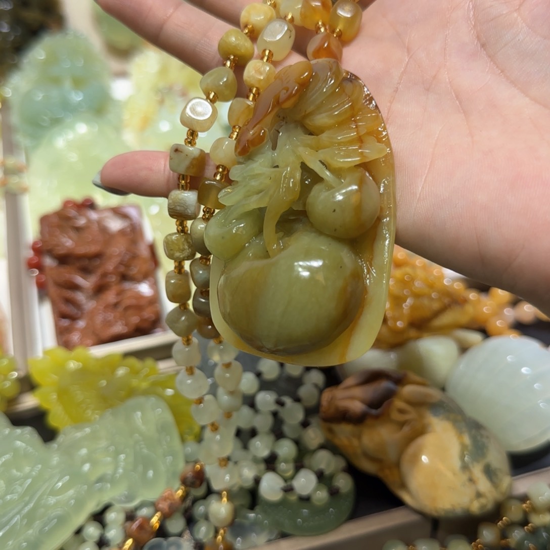未镶嵌蛇纹石玉吊坠