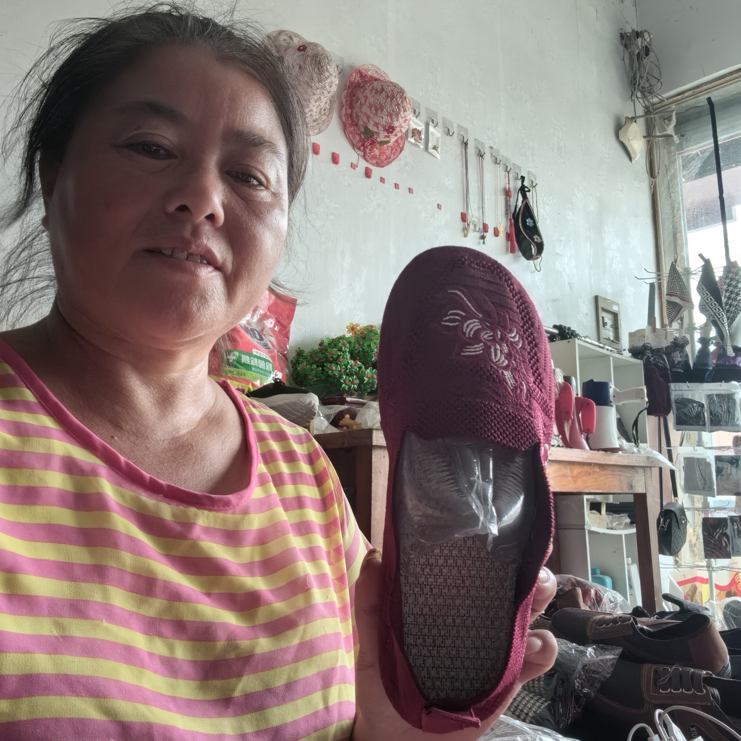 春季一脚蹬胶粘修面透气圆头单鞋舒适条纹红色
