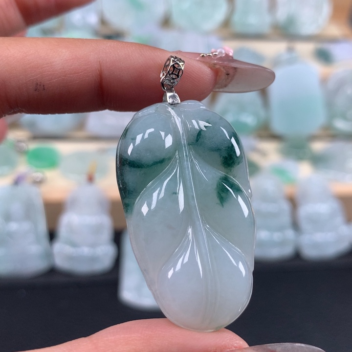 翡翠未镶嵌颈饰叶子吊坠