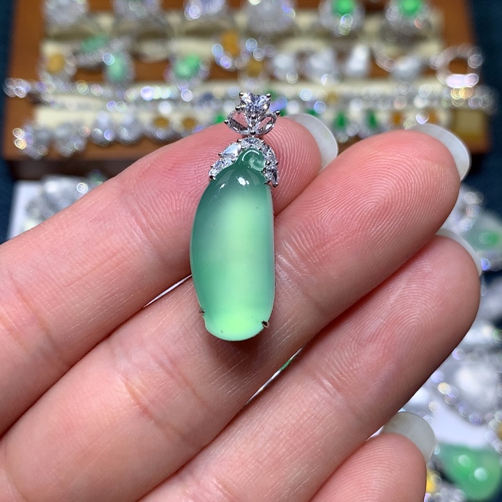 翡翠颈饰18K金镶嵌木那福瓜