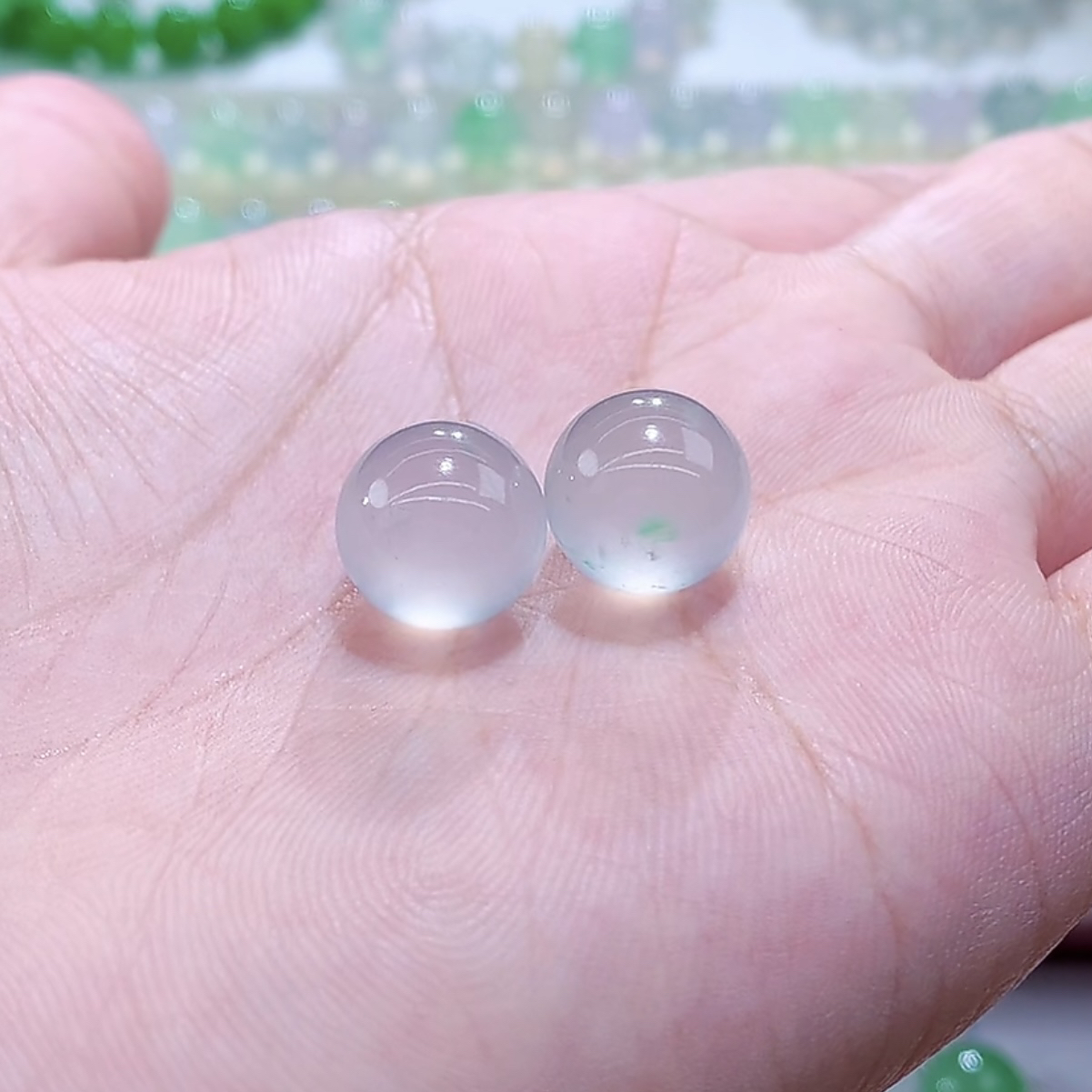 龙石种起杠光飘金丝绿卡裸珠一对13mm