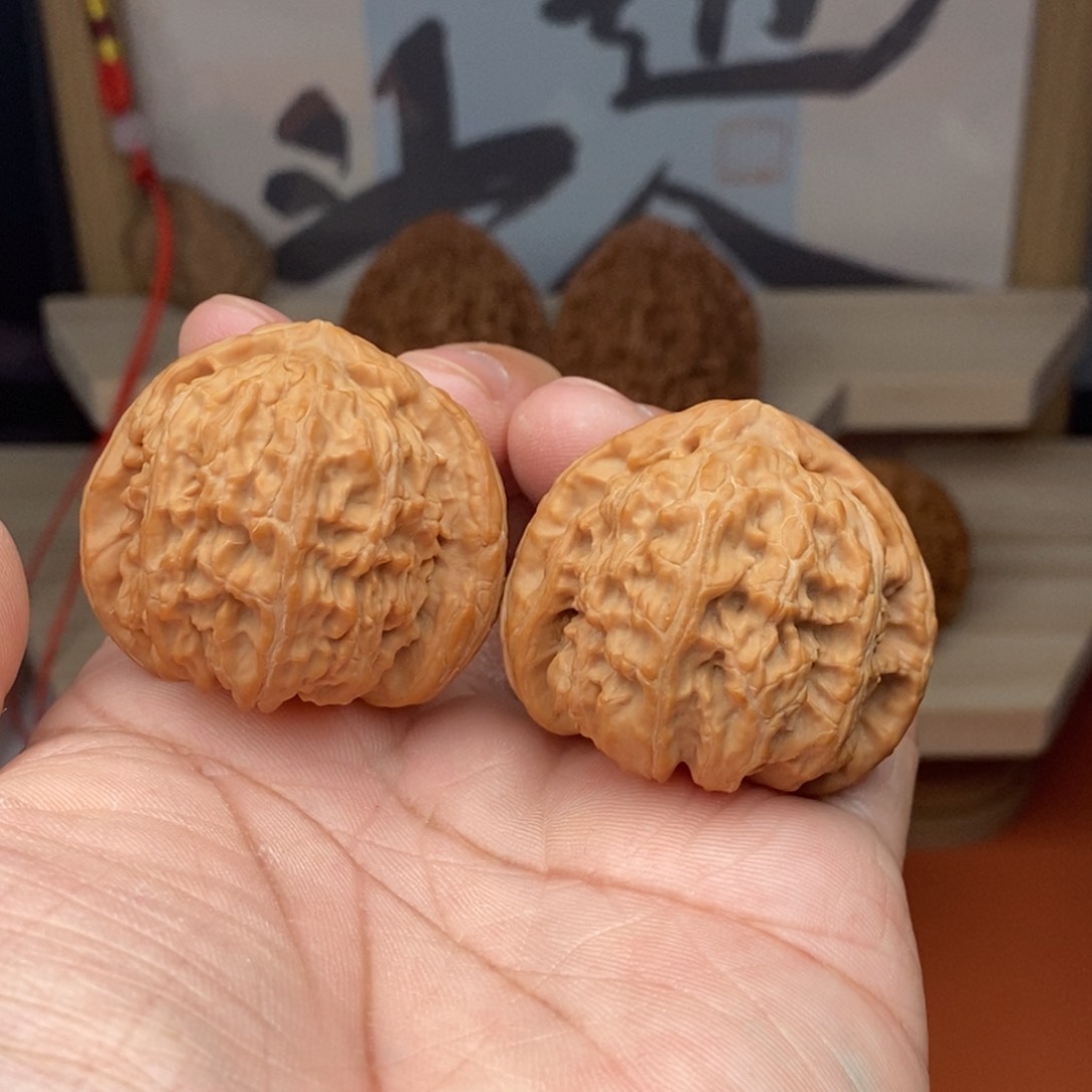 核桃把件 39左右三角白