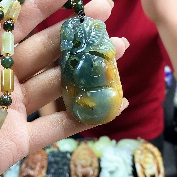 蛇纹石玉吊坠未镶嵌