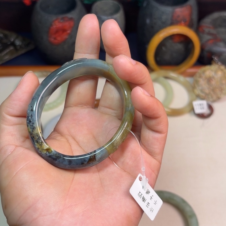 仪***感蛇纹石玉未镶嵌手镯