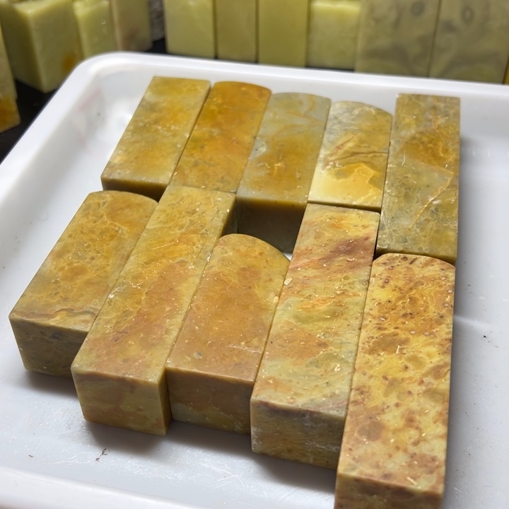 青田石青田封门菜花黄，有5个带丝裂