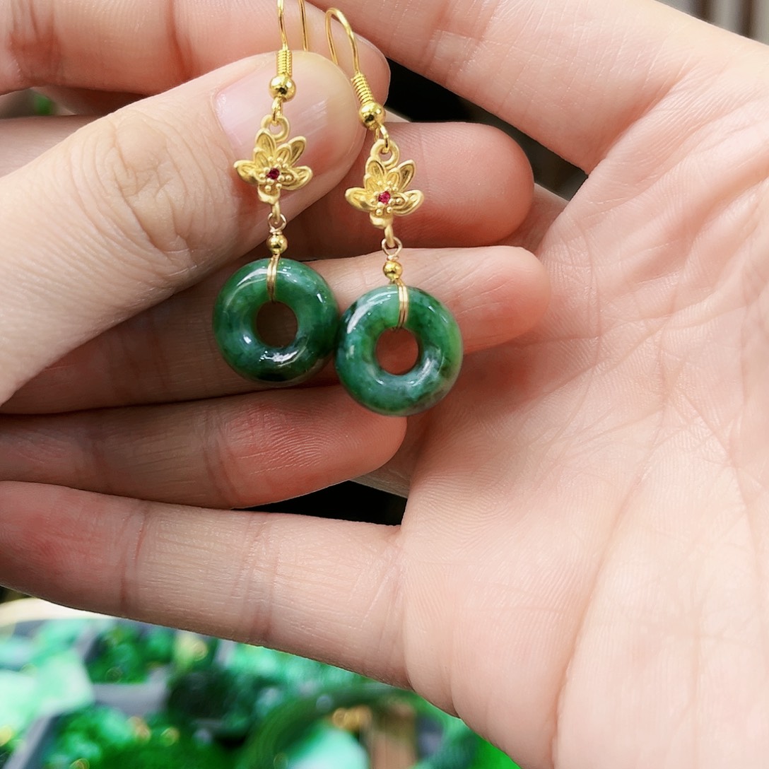 翡翠颈饰未镶嵌耳饰多样性