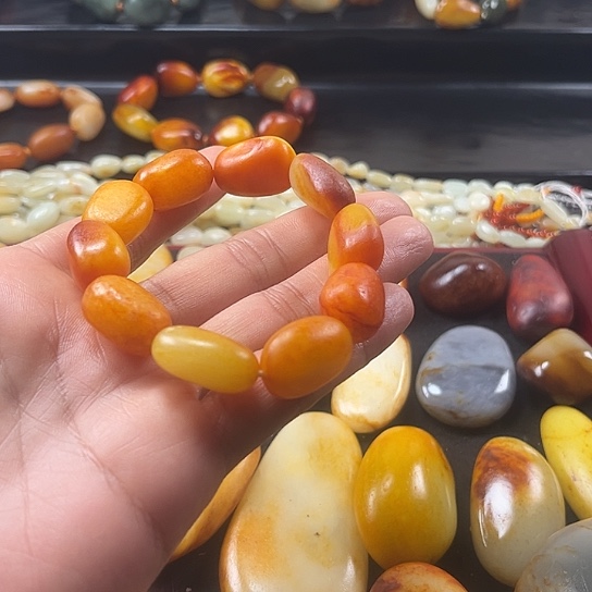 一***顺和田玉未镶嵌颈饰