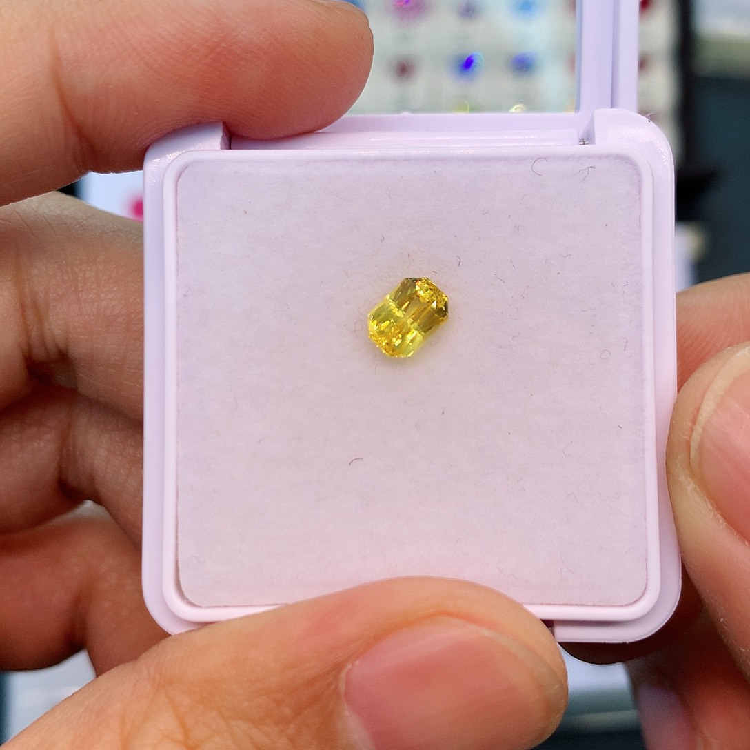 彩色蓝宝石裸石未镶嵌1.03克拉雷迪恩精切