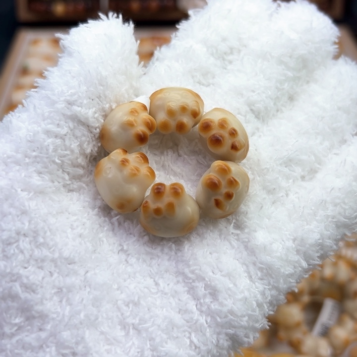 白玉菩提把件78 象牙果原果雕刻蝴蝶结兔头手捻