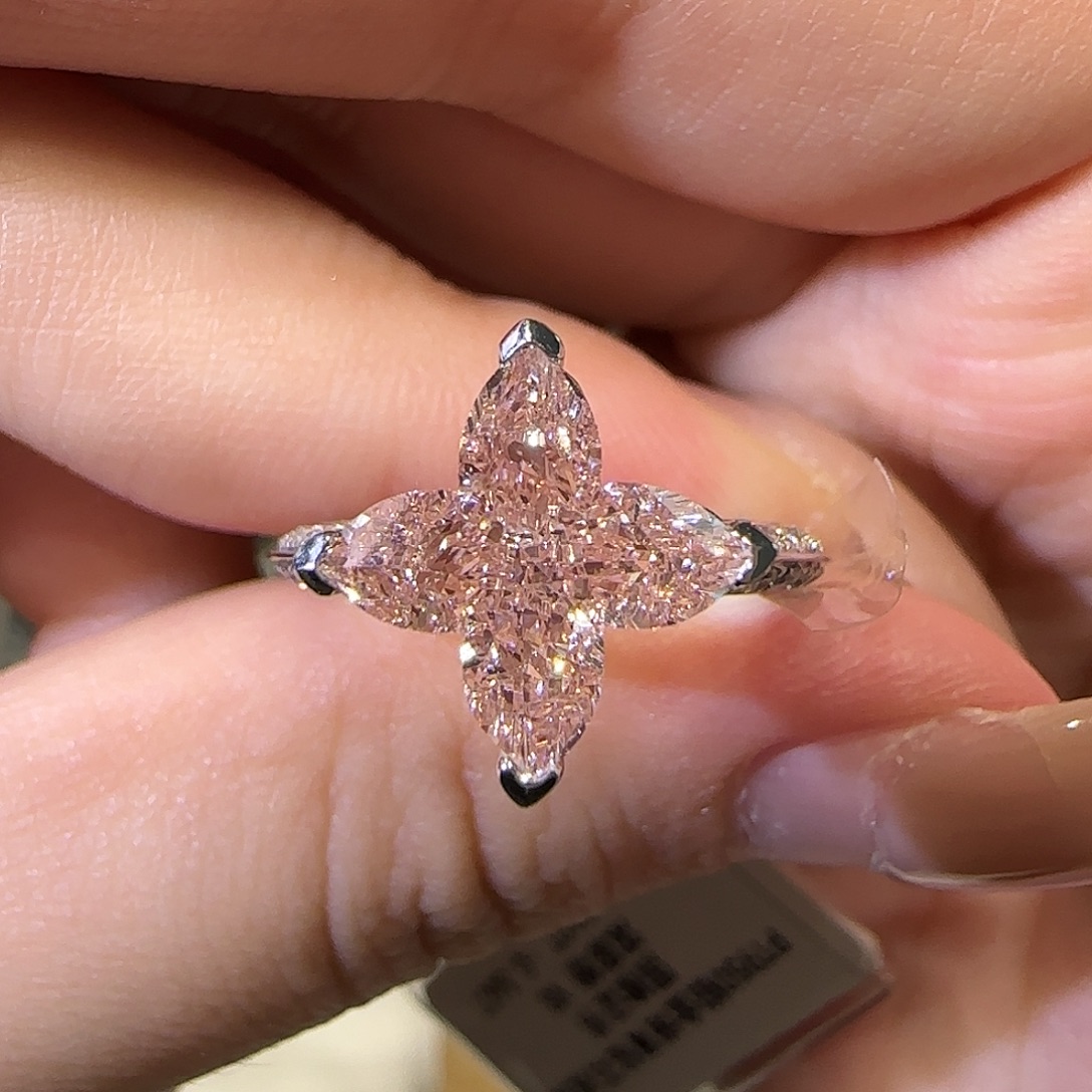 实验室培育钻石铂Pt950镶嵌LV四叶草切粉钻3卡