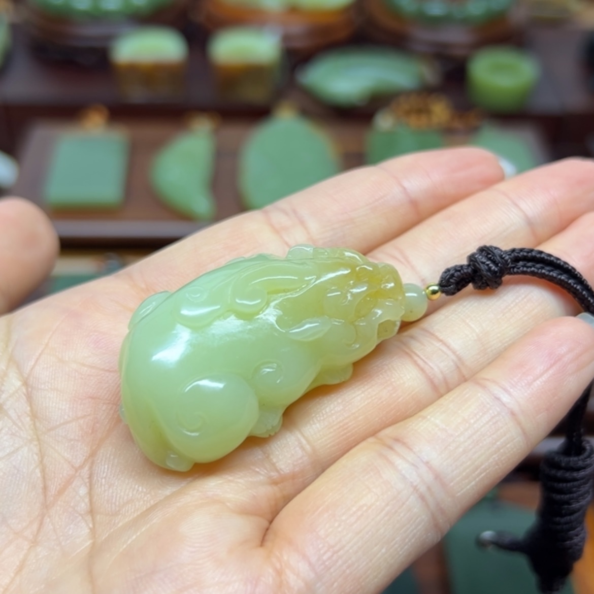 【闪购商品】颈饰未镶嵌岫岩老玉（透闪石质玉）闪*貔貅