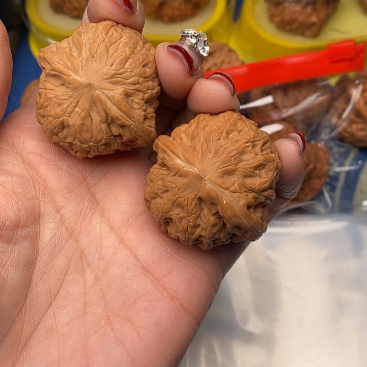 宁***帅吊坠桃核铁锤核桃