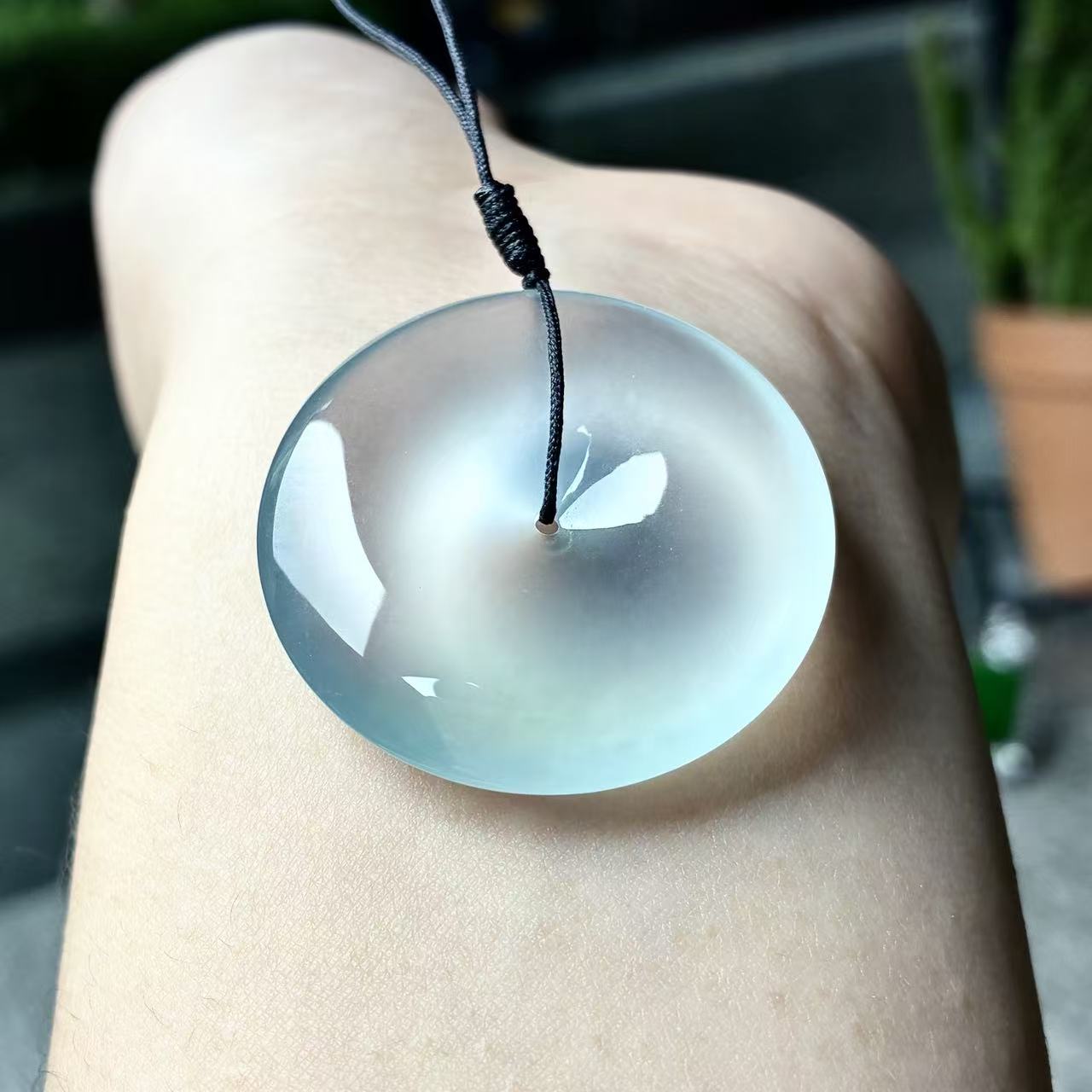 天然a货缅甸翡翠尺寸32.5/6.5玻璃种天空蓝平安扣吊坠，胶感十足