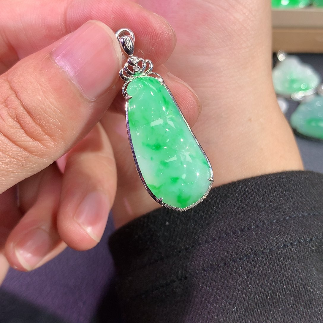 翡翠吊坠(赠链)18K金镶嵌