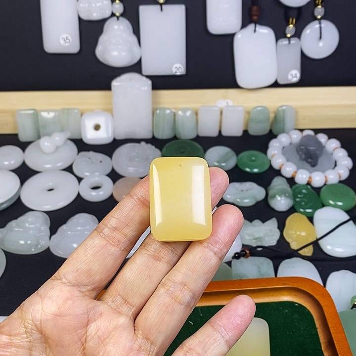 秋***雪石英质玉（金丝玉）未镶嵌颈饰