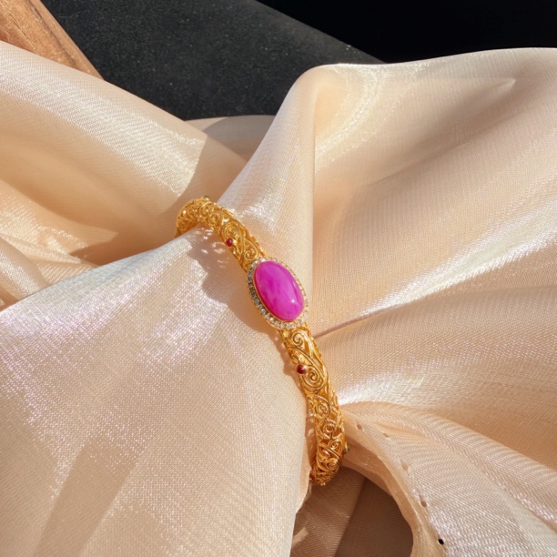 【推荐】18k金镶嵌樱花笔刷舒俱来手镯/S1011941