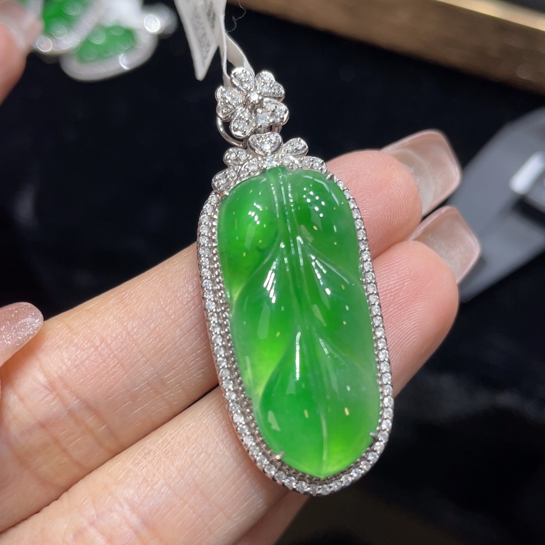 翡翠颈饰18K金镶嵌天然缅甸翡翠