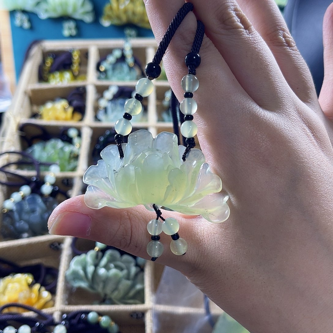 蛇纹石玉颈饰合金伊***静