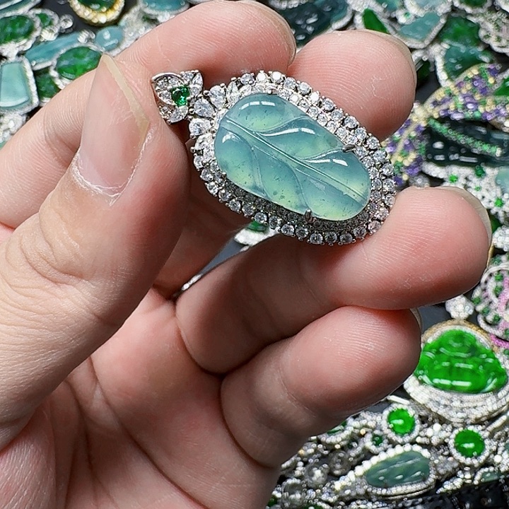 翡翠颈饰未镶嵌天然A货翡翠放漏