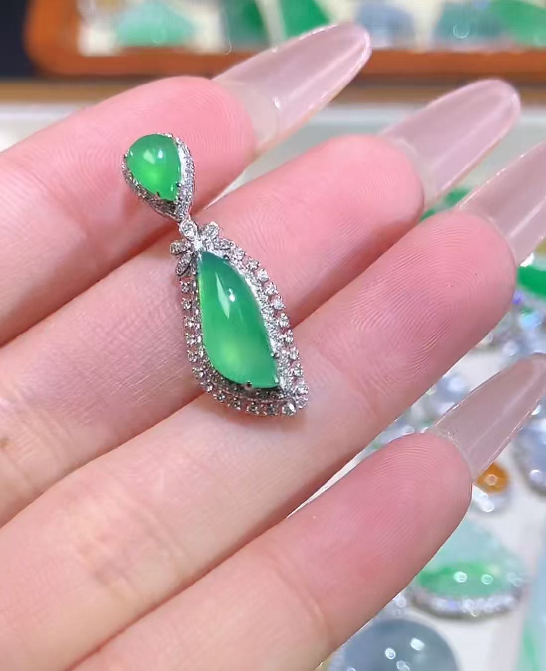 18k金镶嵌水滴吊坠