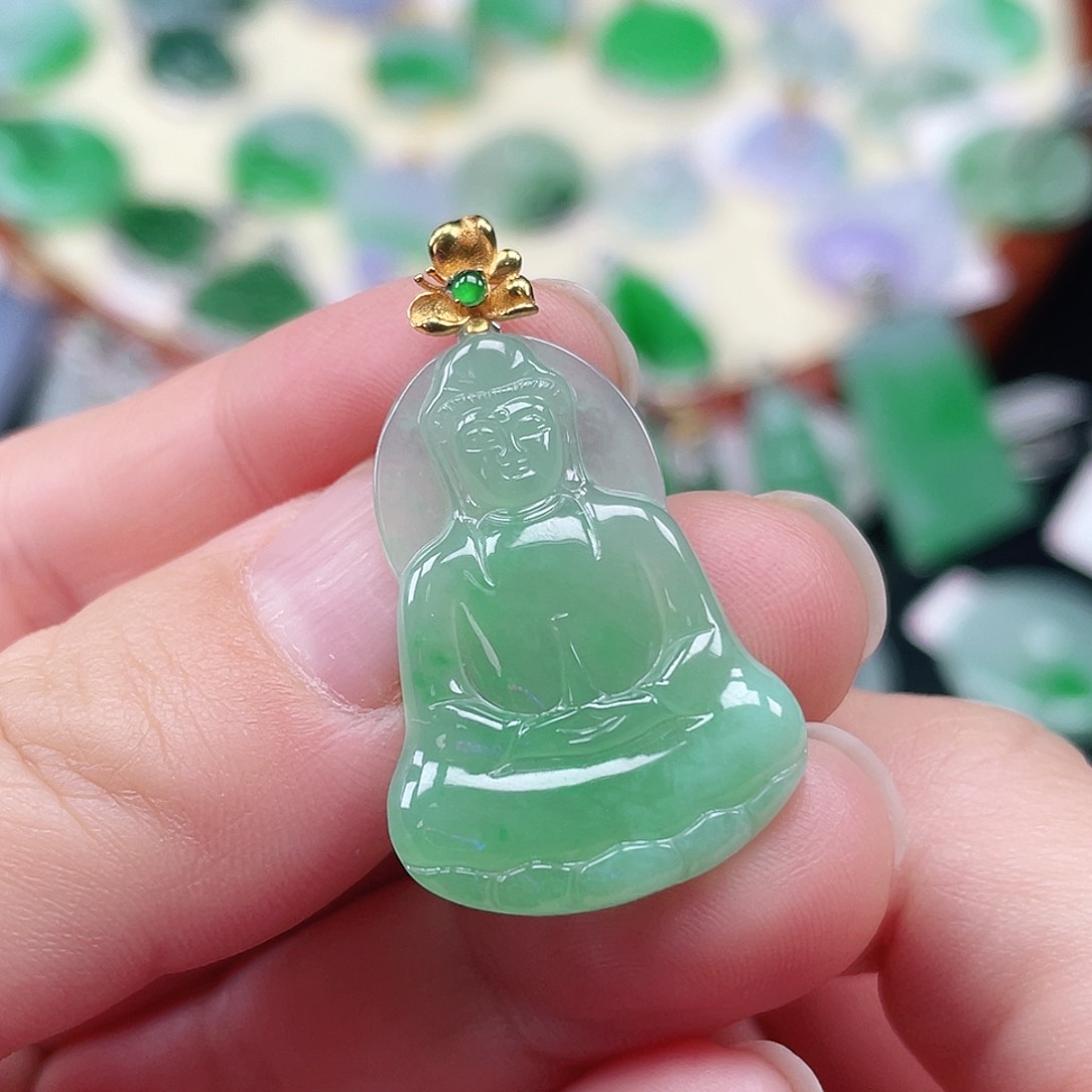 颈饰18K金镶嵌翡翠观音