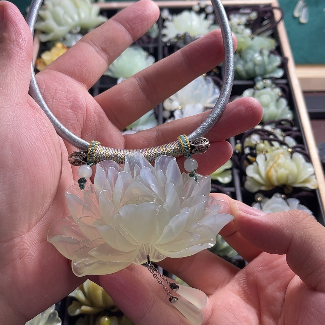 蛇纹石玉未镶嵌颈饰