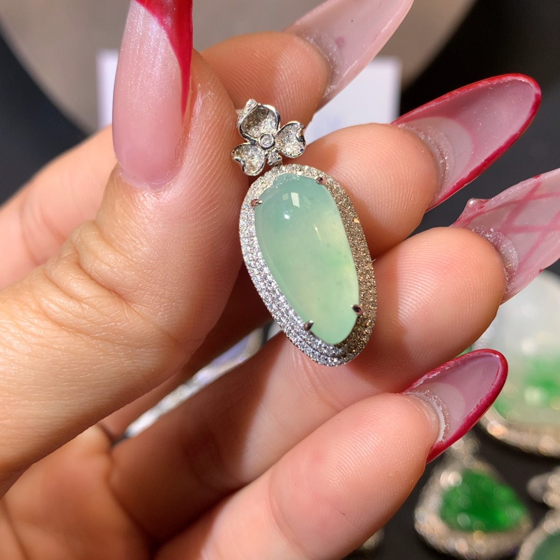 翡翠吊坠(不含链)18K金镶嵌