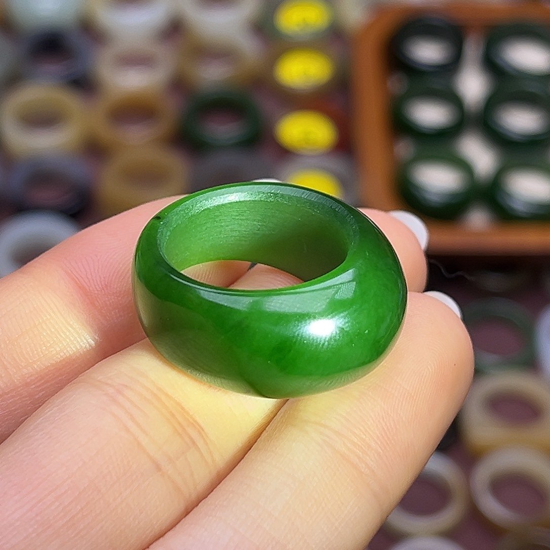 和田玉未镶嵌戒指18.0红皮老坑辣阳绿馒头