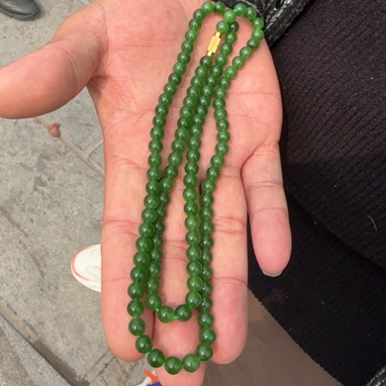 和田玉颈饰未镶嵌俄罗斯卡6色标级辣阳绿好冰，个别点很少