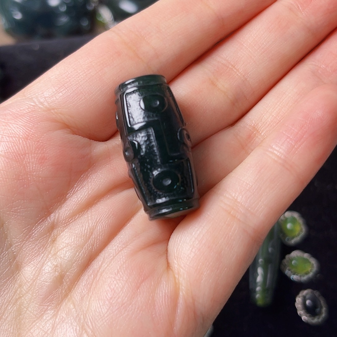 泉***城蛇纹石玉未镶嵌颈饰