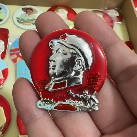 周***强其他普通金属圆形红色人物形象