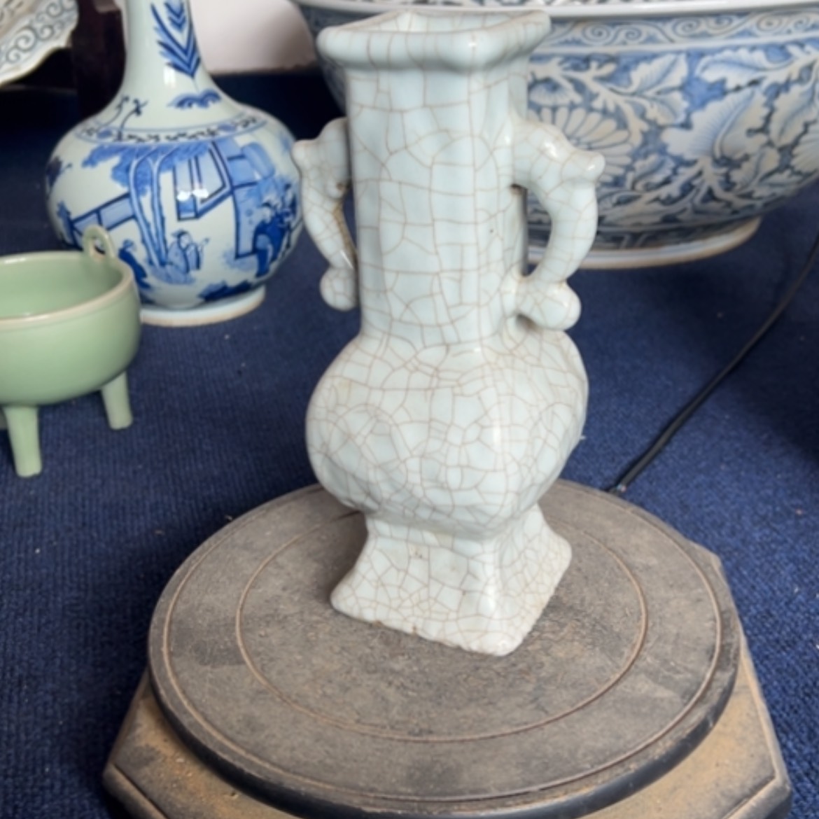 【闪购商品】月白色龙泉双耳瓶欣赏