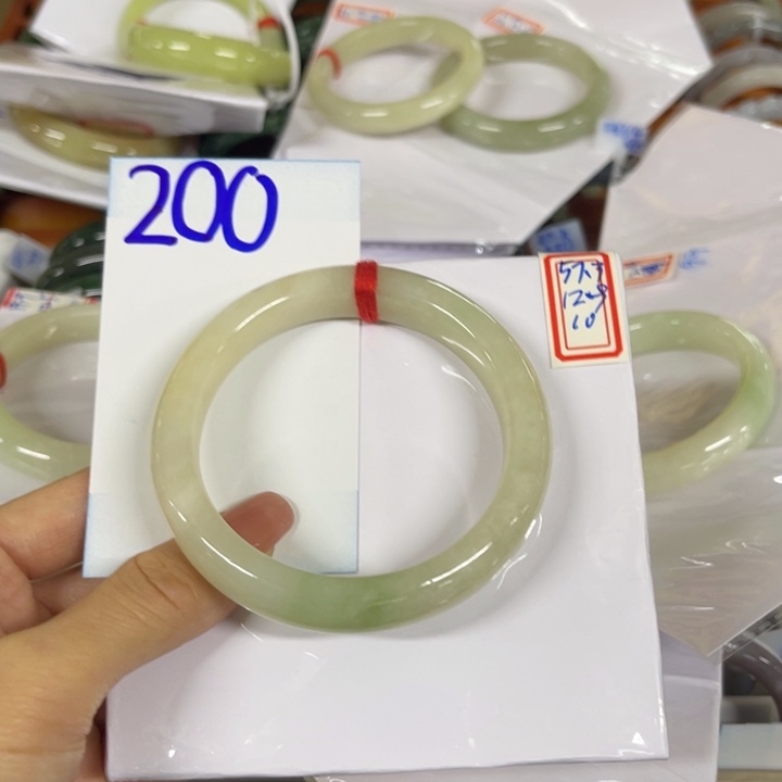 洛****和田玉未镶嵌手镯