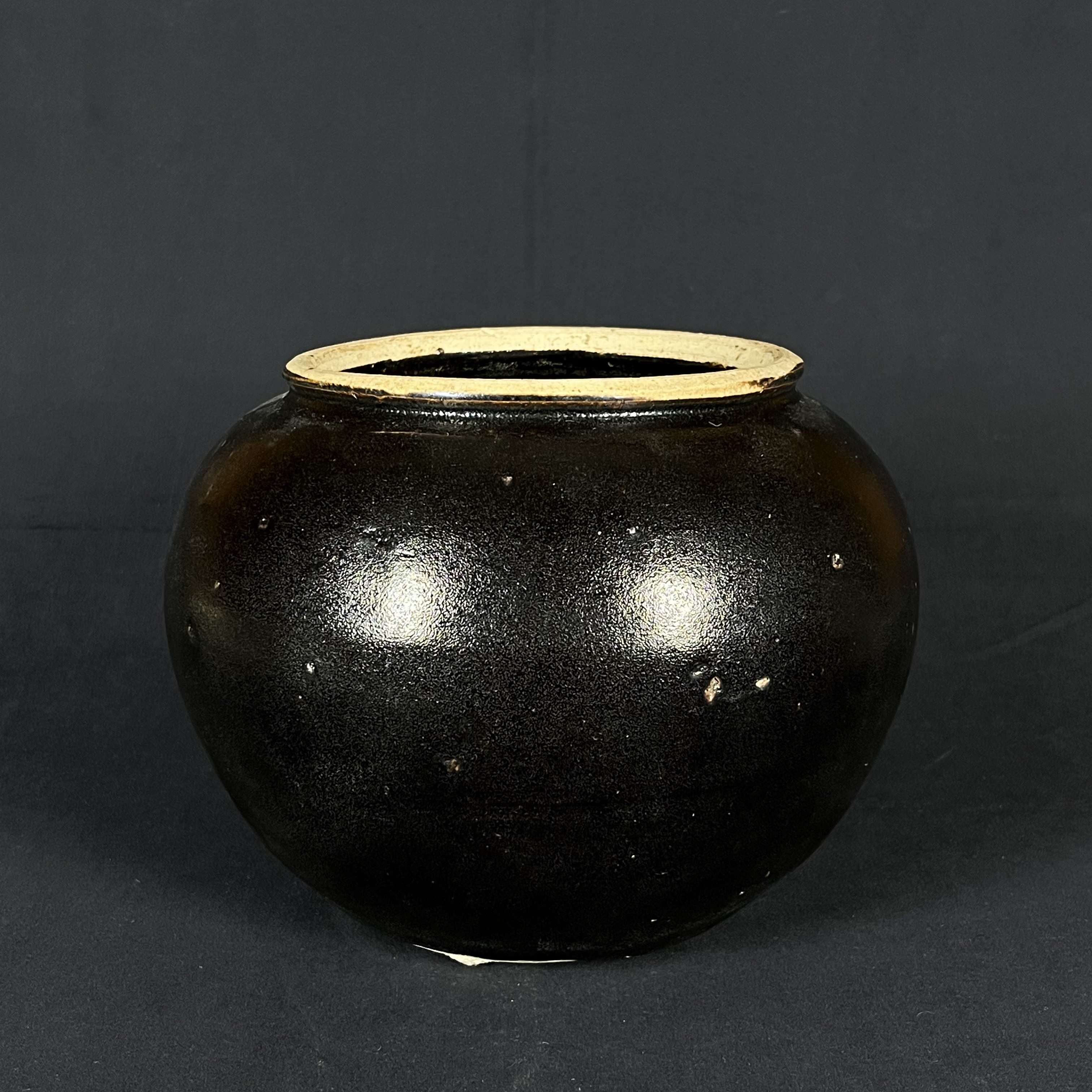 lot 22 乌金釉大罐