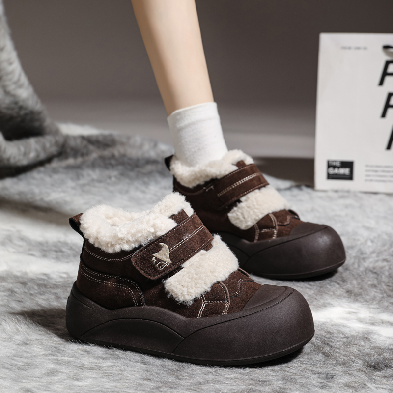 巫六七2025冬季纯色女鞋高帮加绒保暖休闲板鞋加厚显脚小百搭棉鞋