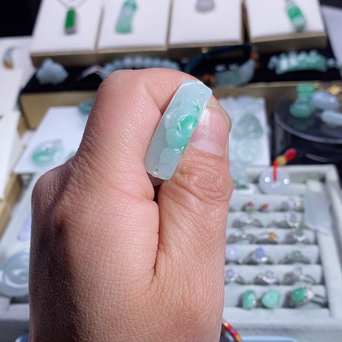 翡翠颈饰未镶嵌手牌