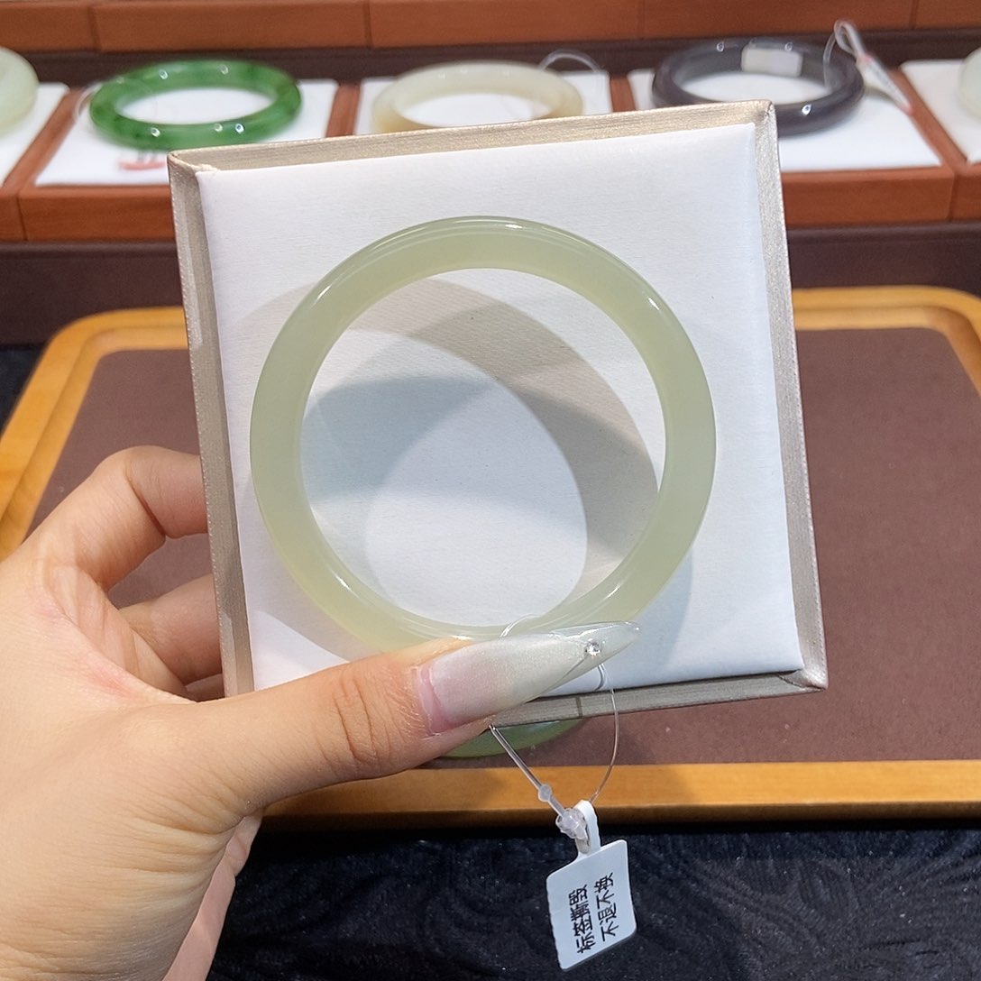 和田玉手镯未镶嵌婷