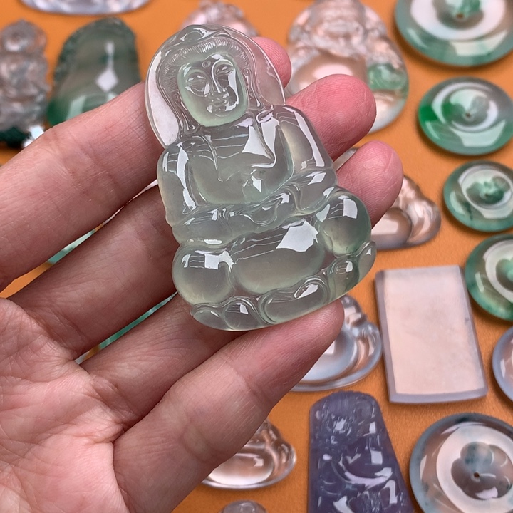 翡翠挂件未镶嵌…..