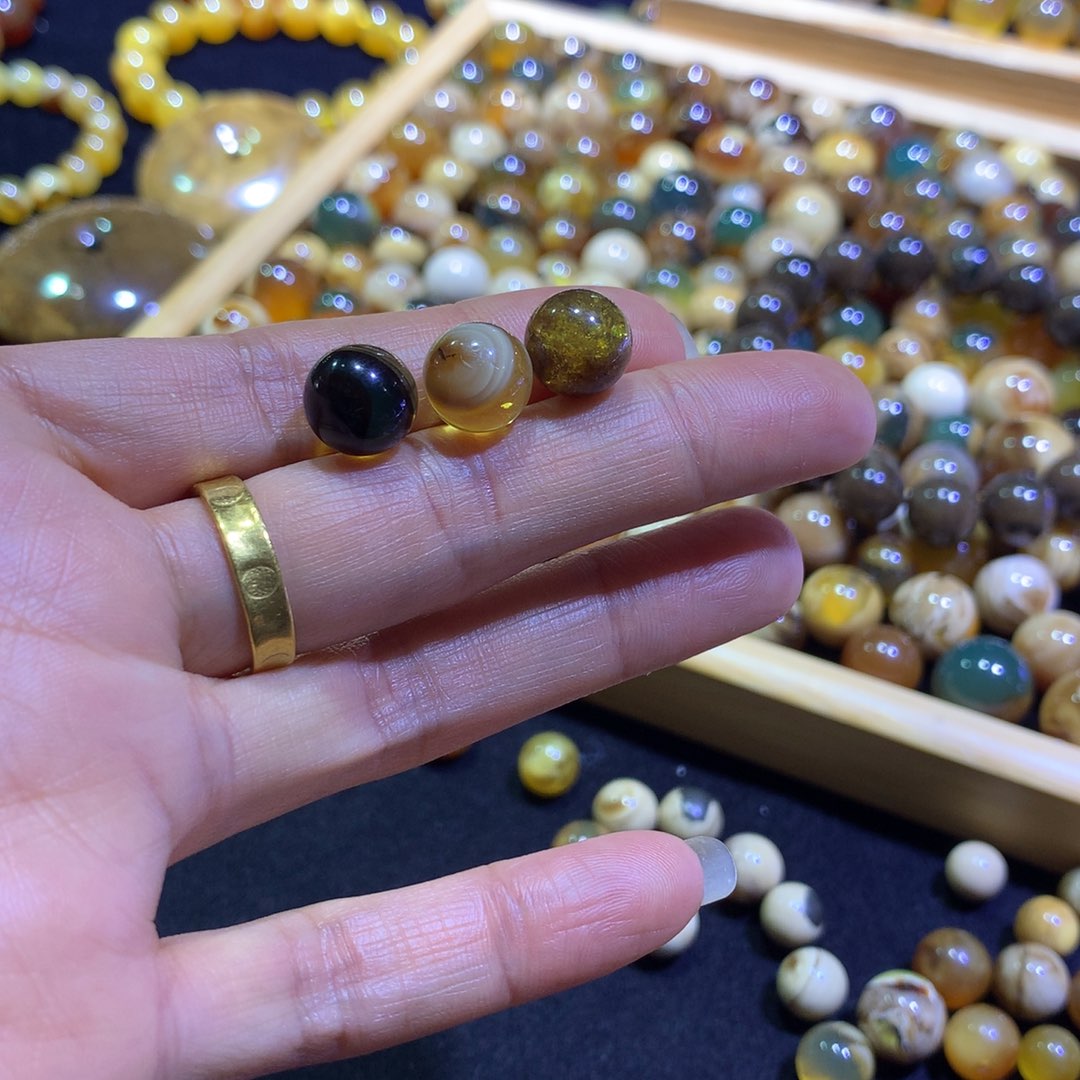 随***e琥珀未镶嵌裸石金底溶洞，改动打孔不退换