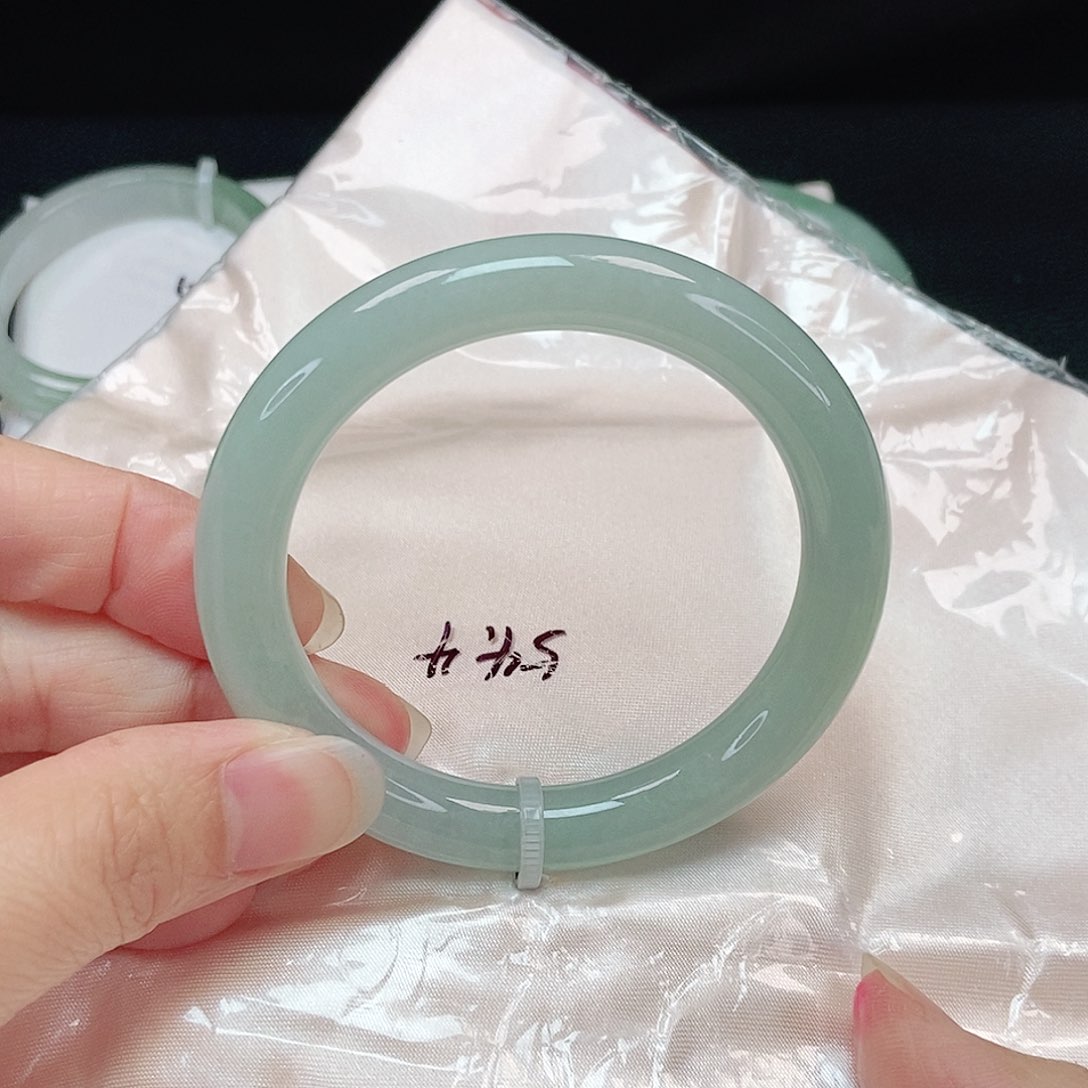 翡翠手镯未镶嵌正圆