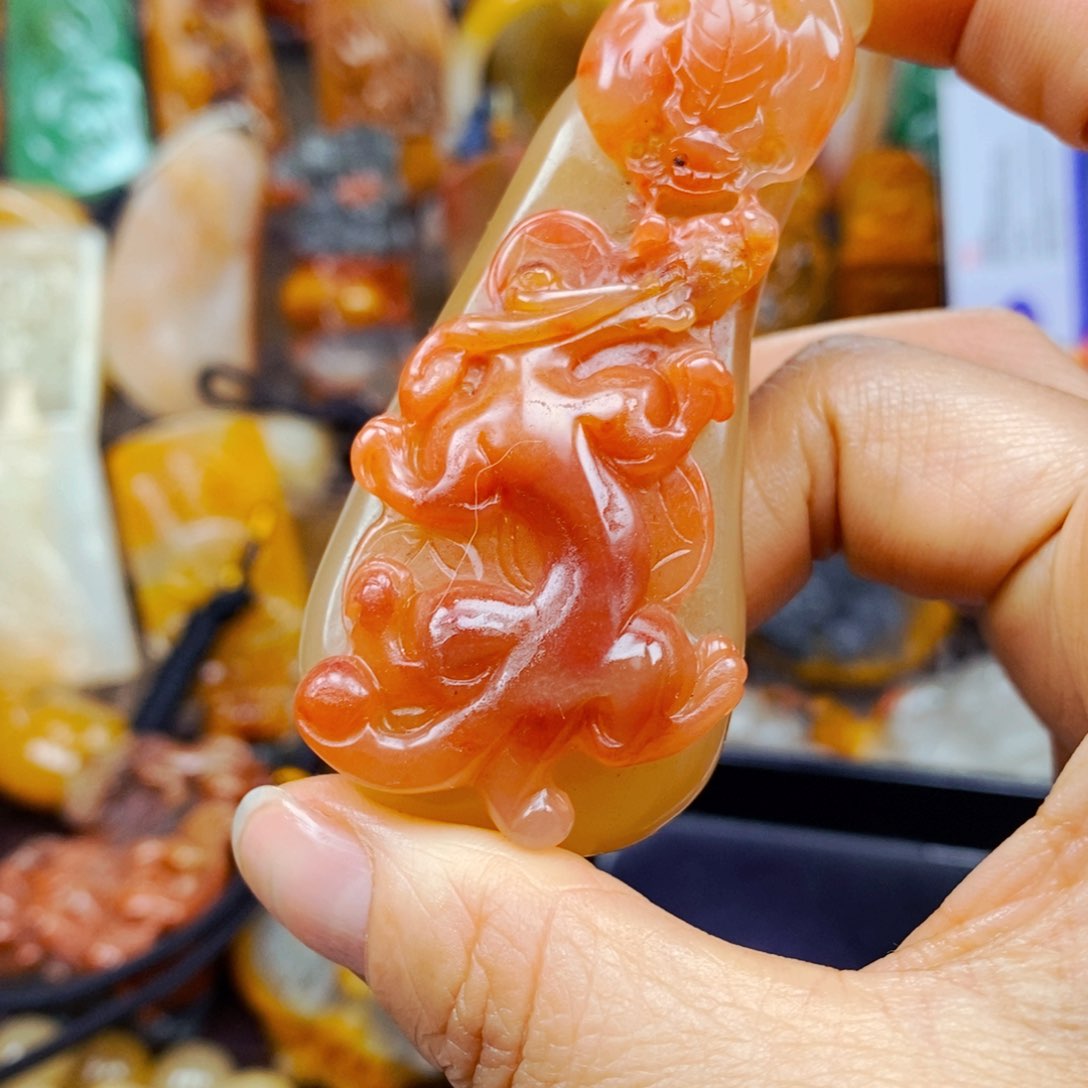 石英质玉（黄龙玉）未镶嵌颈饰