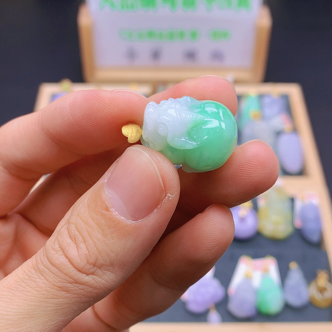 翡翠18K金镶嵌颈饰翡翠