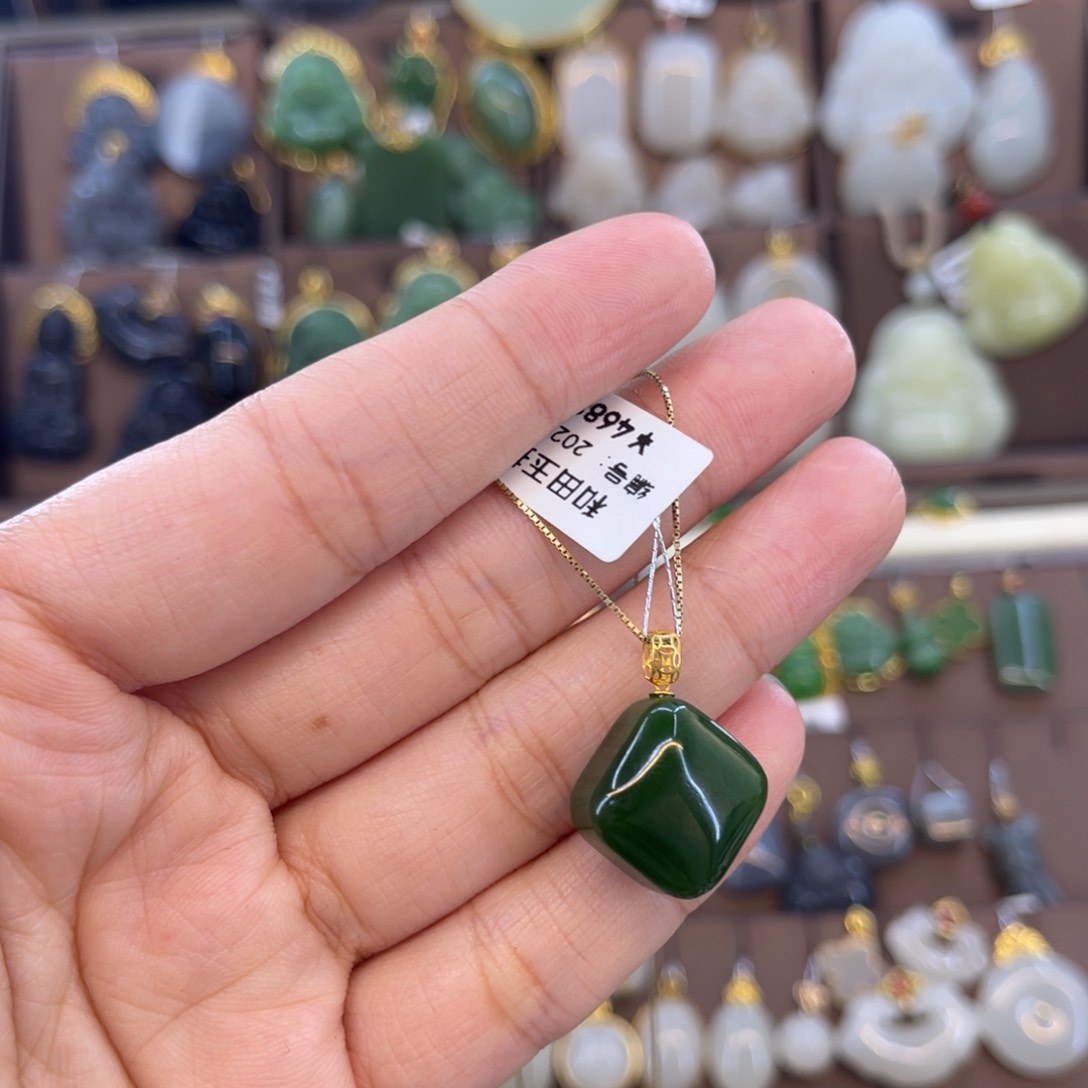 和田玉吊坠18K金镶嵌