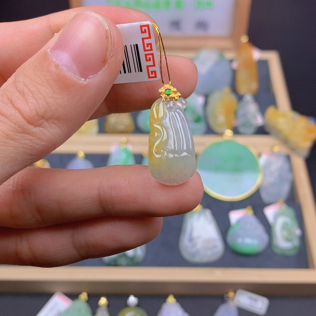 翡翠颈饰18K金镶嵌翡翠