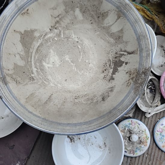 瓷发两个，粗瓷大碗，口径25