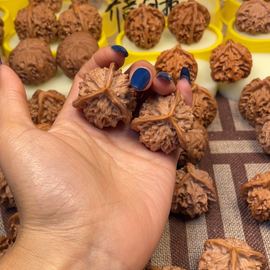 T***5文玩核桃吊坠盘山三棱