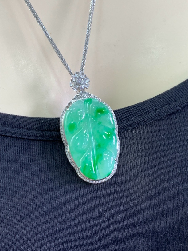 18K金镶嵌天然翡翠冰阳绿树叶重金满钻叶子吊坠