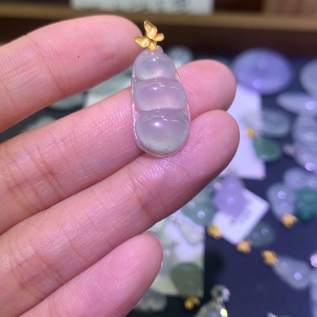 人***家翡翠18K金镶嵌颈饰飘绿豆子