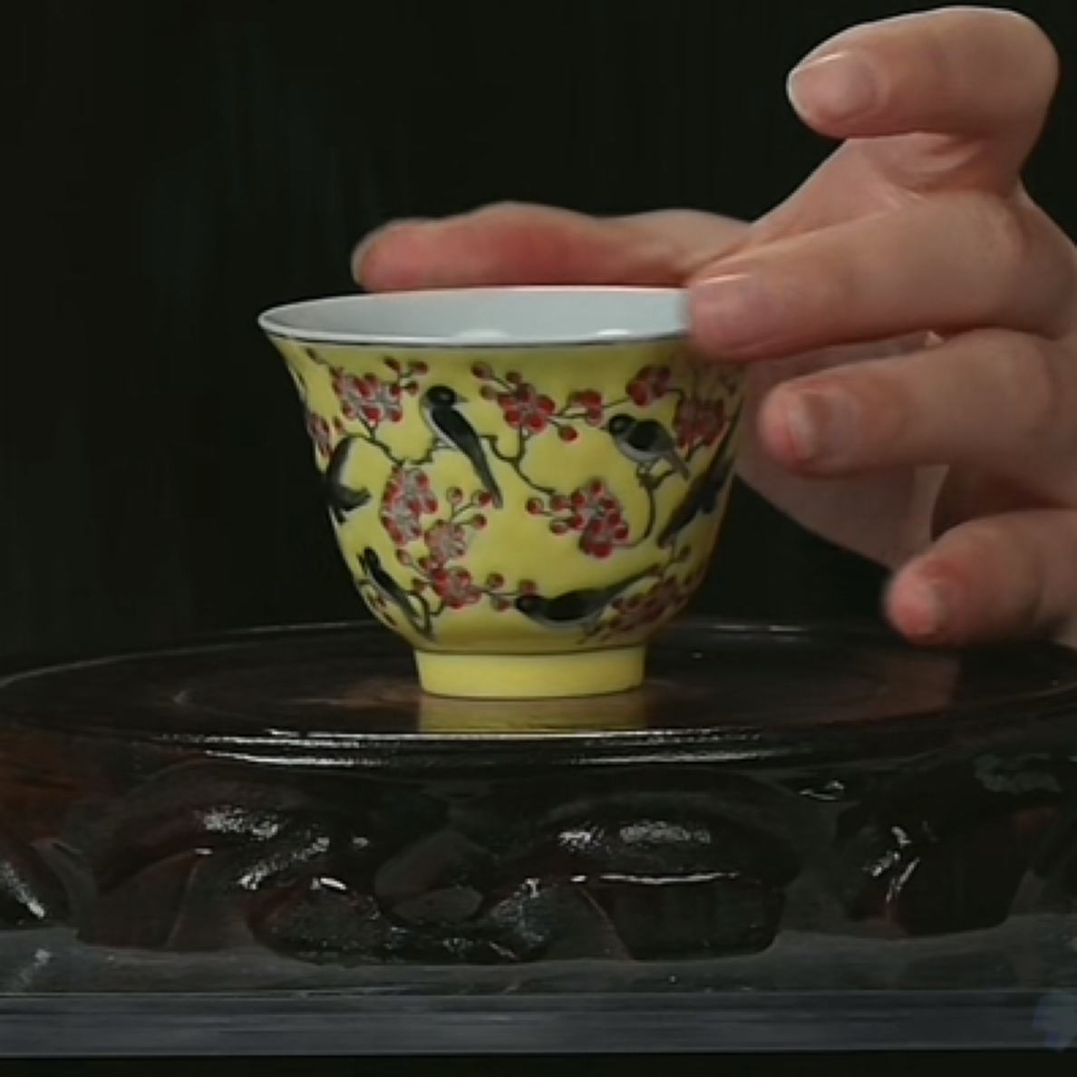 Y黄地粉彩喜鹊登梅纹杯